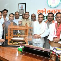CM Meets Weavers’ Delegation on National Handloom Day, Promises Greater Support