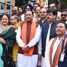 CM Vishnu Deo Sai Pays Floral Tributes to Mahatma Gandhi and Lal Bahadur Shastri in Raipur