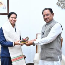 World Cup-Winning Indian Women’s Cricket Team Physio Akanksha Satyavanshi Meets Chief Minister Vishnu Deo Sai