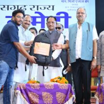 Chief Minister Shri Vishnu Deo Sai distributes first aid kits to Haj pilgrims; extends best wishes for a safe and successful journey