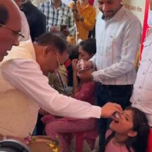Chief Minister administers Swarna Prashan to children at central convention of Chandranahu Kurmi-Kshatriya community