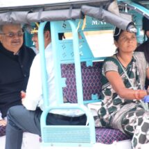 Women’s Empowerment on Wheels: Assembly Speaker Dr. Raman Singh Rides E-Rickshaw Driven by Beneficiary
