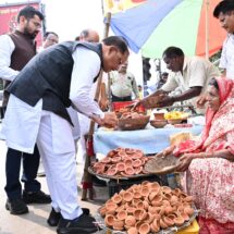 Chief Minister Shri Vishnu Deo Sai makes an unscheduled stop at a roadside stall, buys ‘Aashirwad Ka Diya’ from Meera